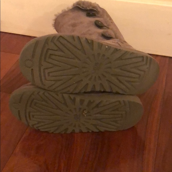 UGGS BUTTON BOOTS - Picture 4 of 4